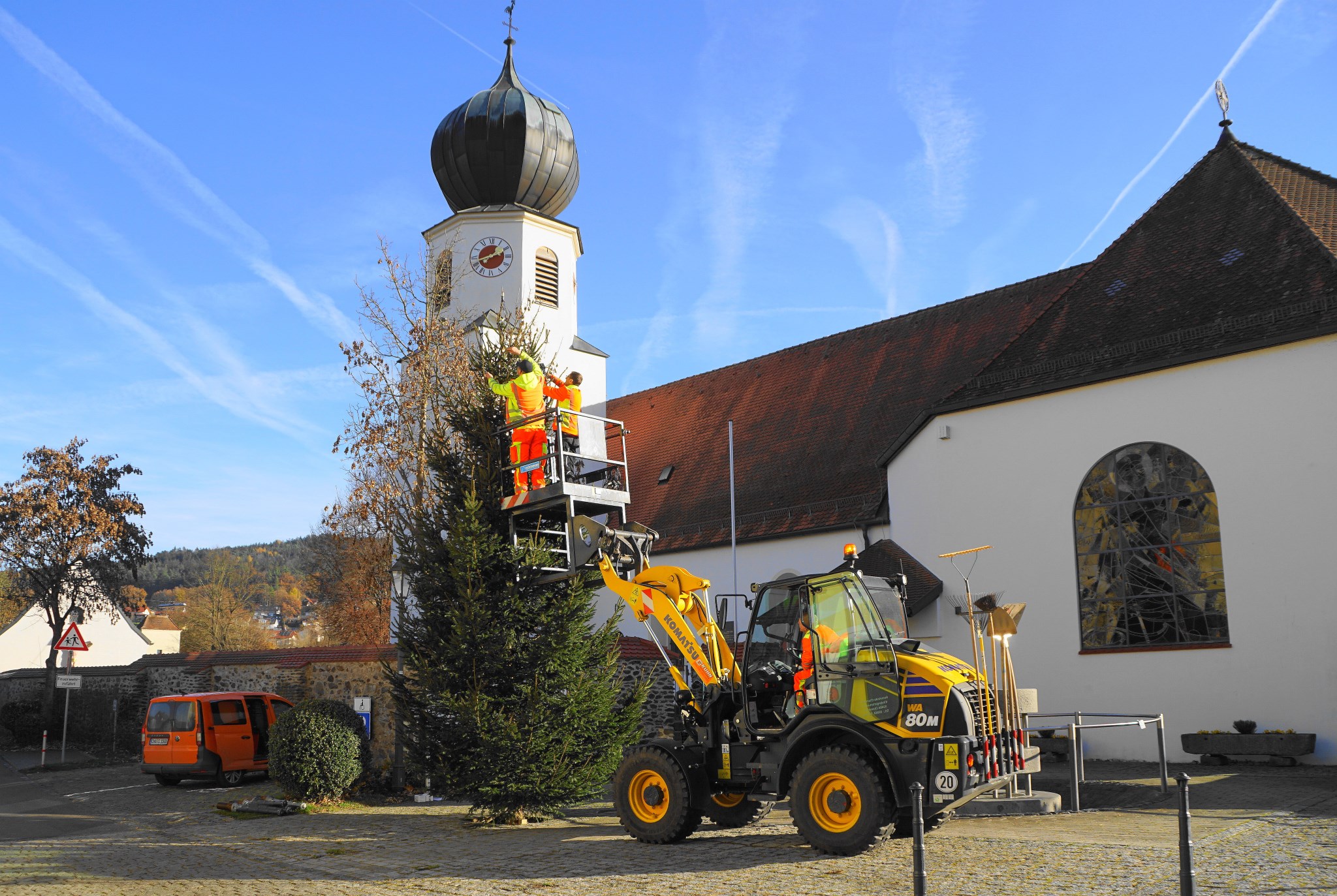 Weihnachtsbaum vor der Kirche